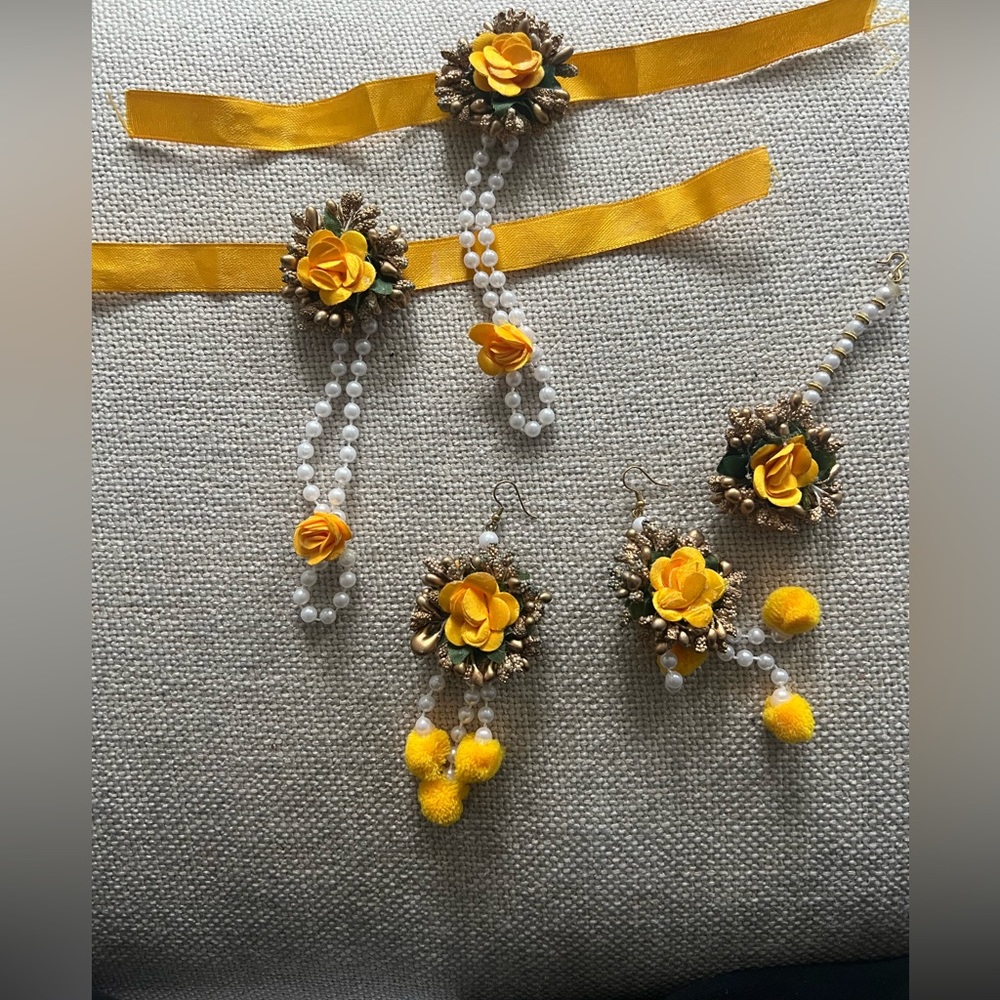 Floral set in white, yellow, gold. Bracelets, earrings and tikka!